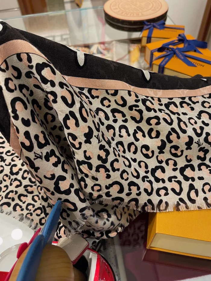 LOUIS VUITTON Scarves