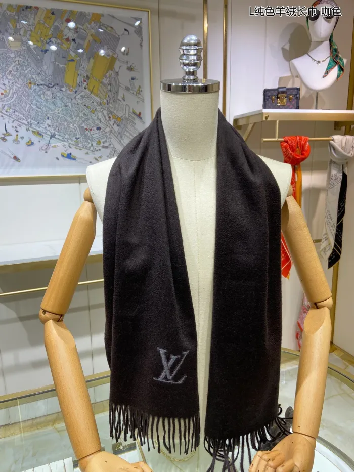 LOUIS VUITTON Scarves