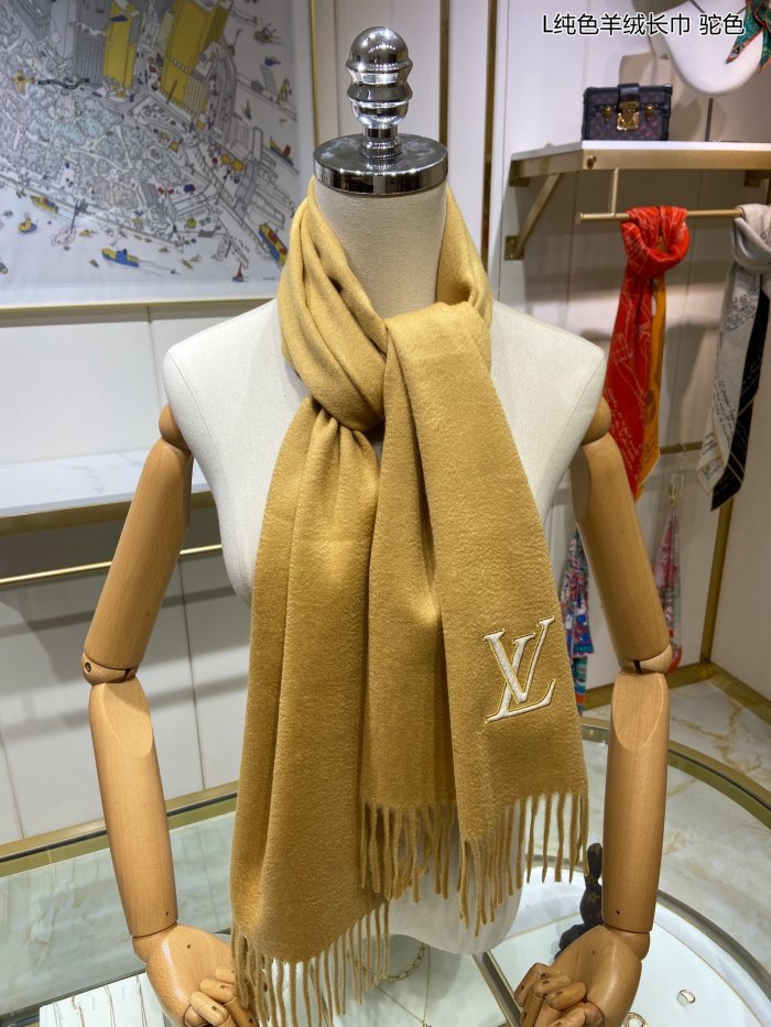 LOUIS VUITTON Scarves