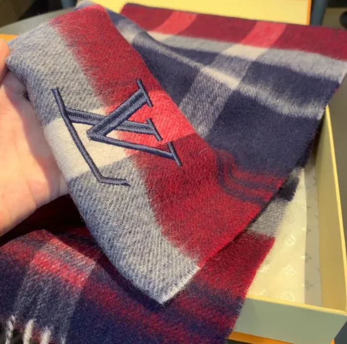 LOUIS VUITTON Scarves