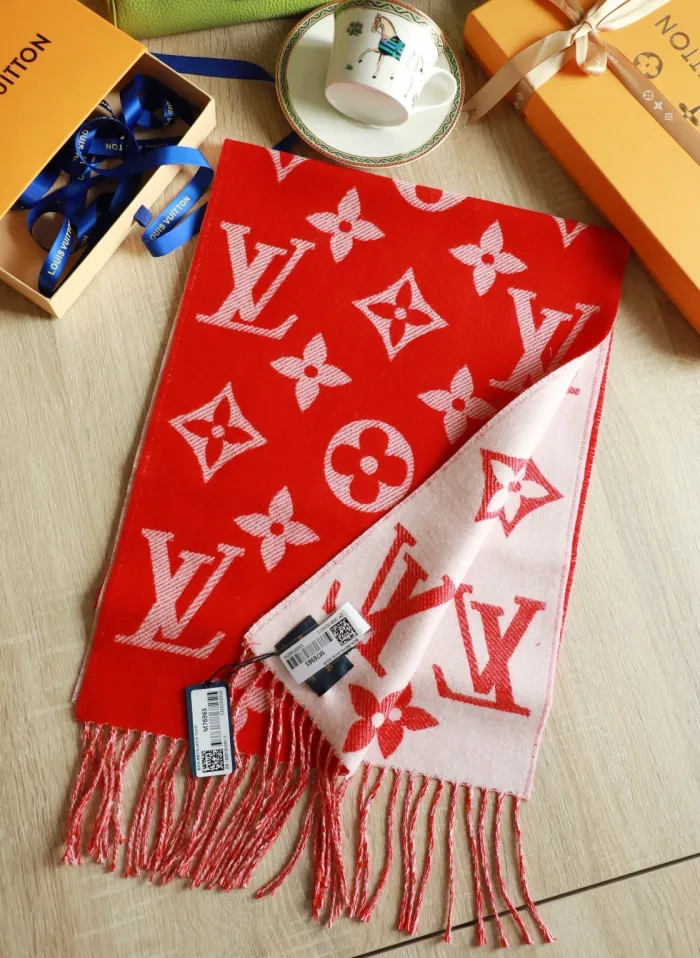 LOUIS VUITTON Scarves