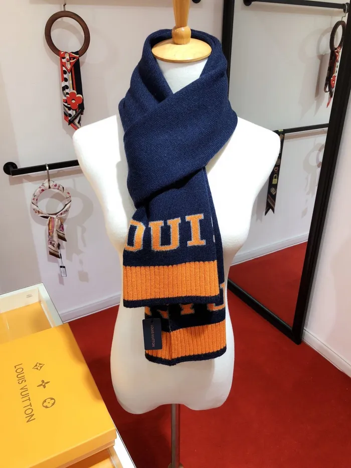 LOUIS VUITTON Scarves