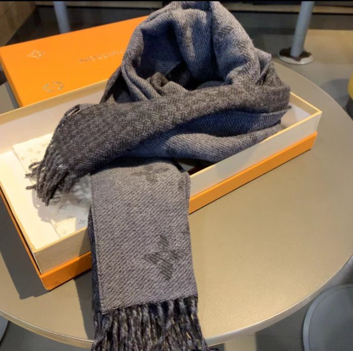 LOUIS VUITTON Scarves