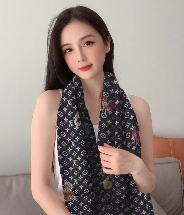 LOUIS VUITTON Scarves