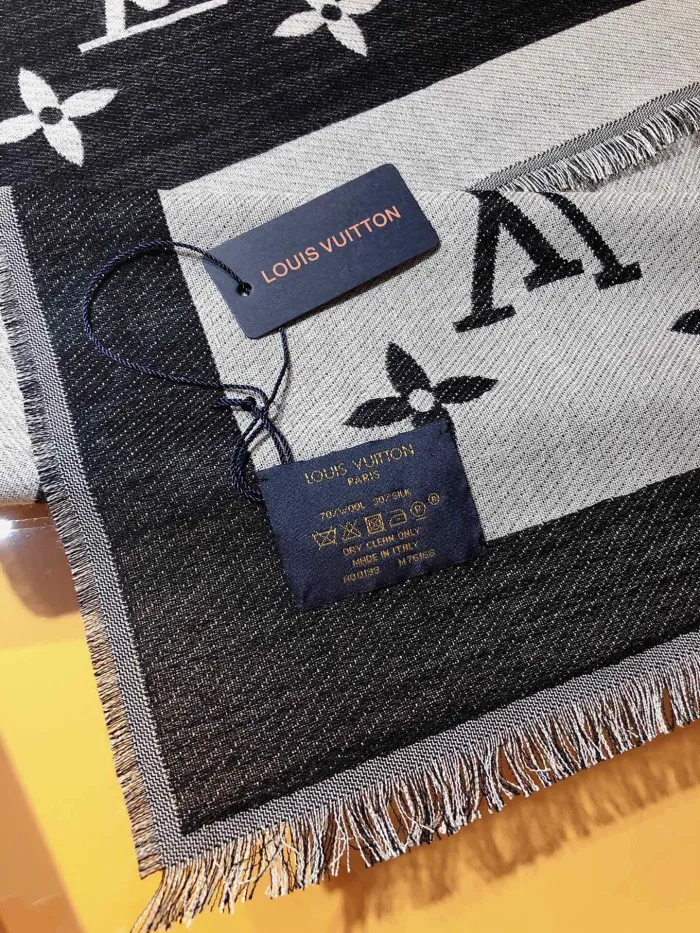 LOUIS VUITTON Scarves