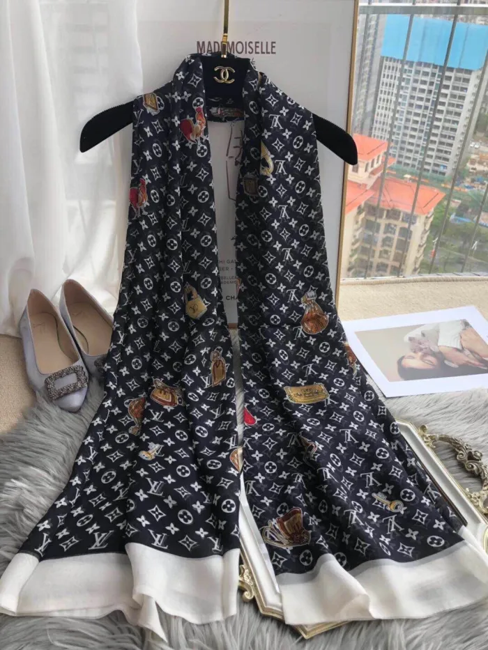 LOUIS VUITTON Scarves