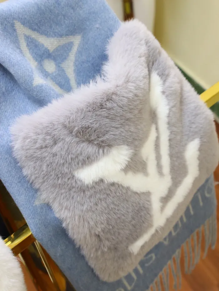 LOUIS VUITTON Scarves
