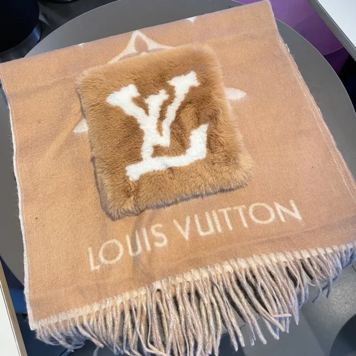 LOUIS VUITTON Scarves