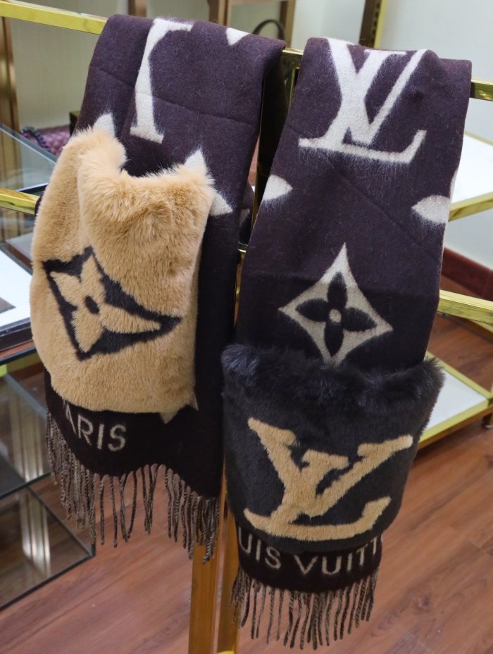 LOUIS VUITTON Scarves