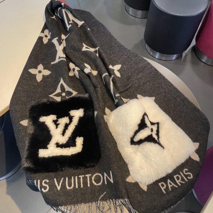 LOUIS VUITTON Scarves