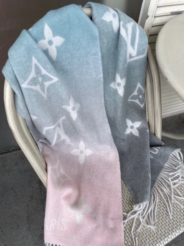 LOUIS VUITTON Scarves