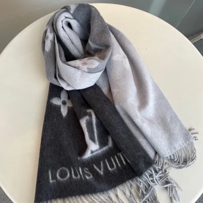 LOUIS VUITTON Scarves