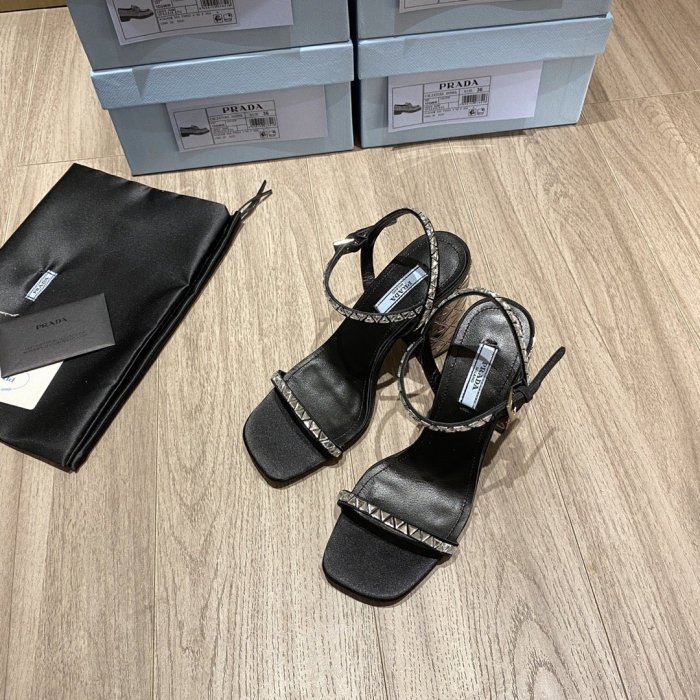 Prada Women_Slippers/Sandals size eur 35-41