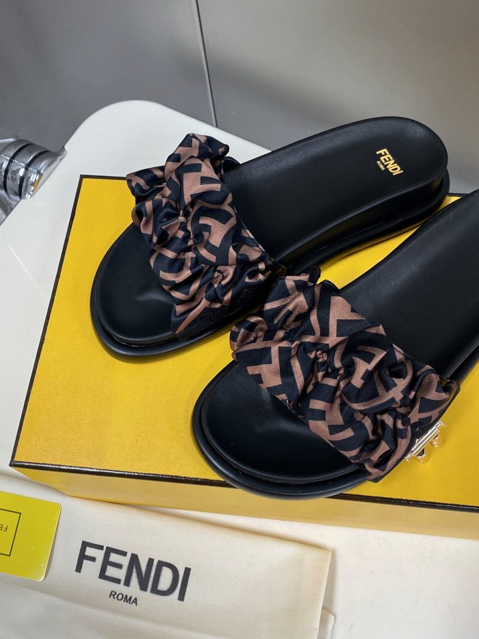 Fendi Women_Slippers/Sandals eur 35-41