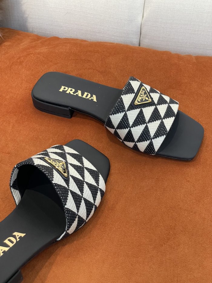 Prada Women_Slippers/Sandals eur 35-40