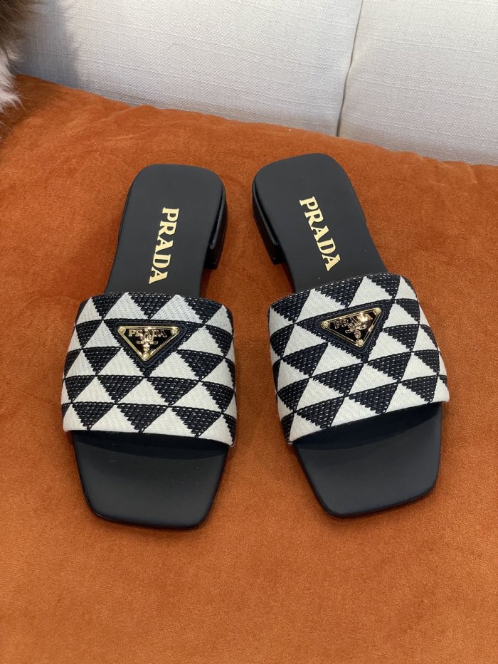 Prada Women_Slippers/Sandals eur 35-40