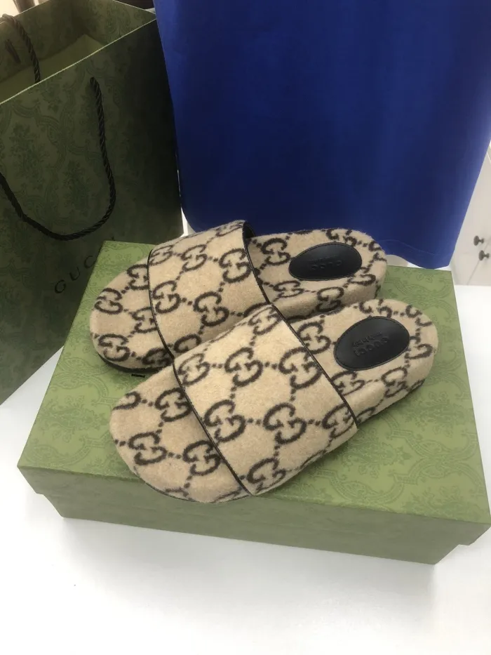 Gucci Unisex_Slippers/Sandals eur 36-46