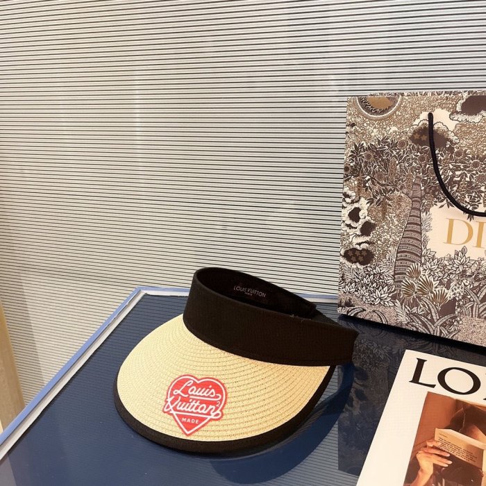 LOUIS VUITTON Hats