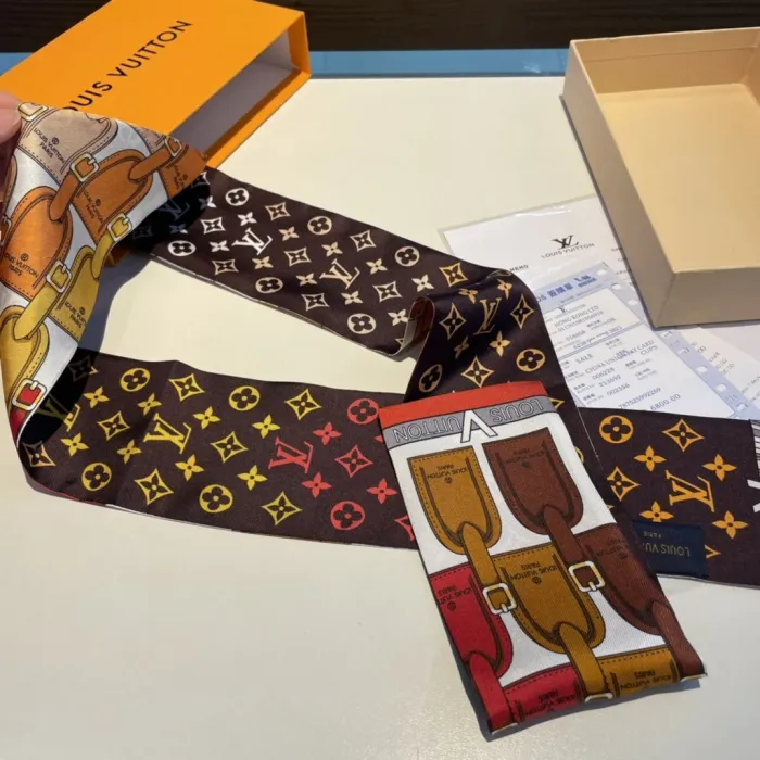 LOUIS VUITTON Scarves