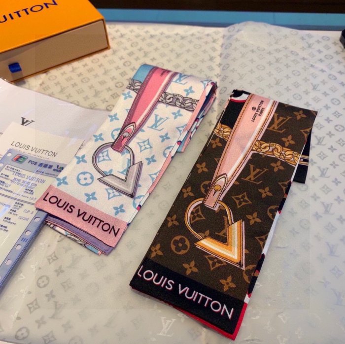 LOUIS VUITTON Scarves