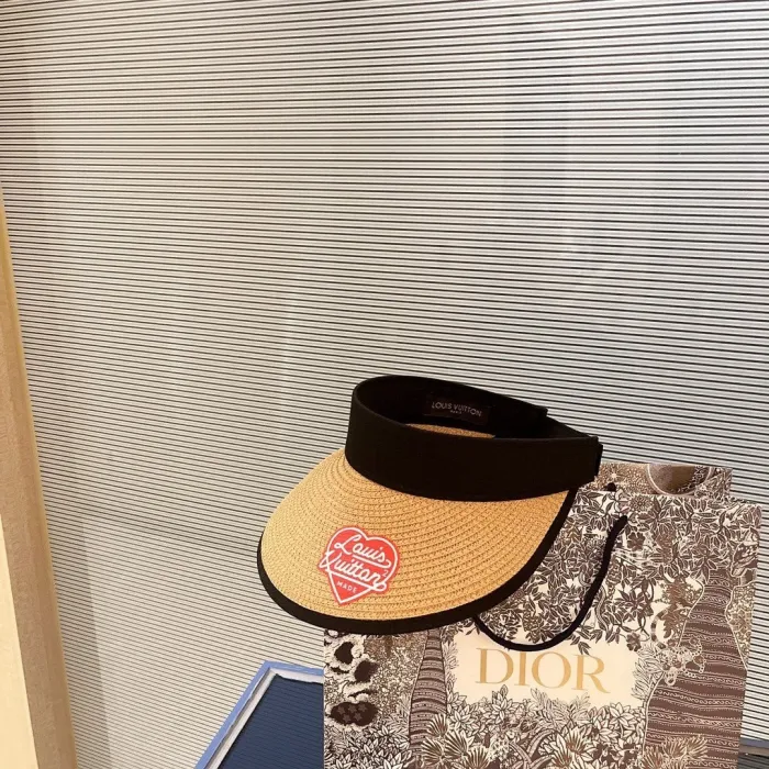 LOUIS VUITTON Hats