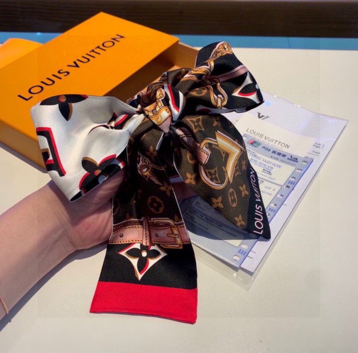 LOUIS VUITTON Scarves