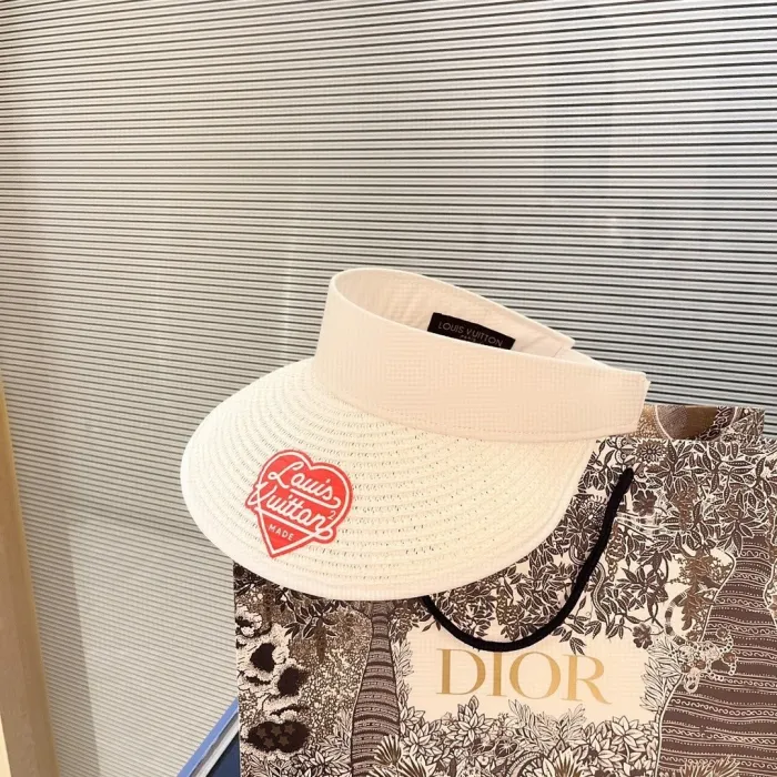 LOUIS VUITTON Hats