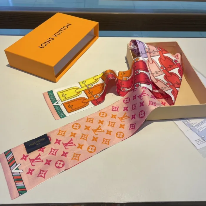 LOUIS VUITTON Scarves