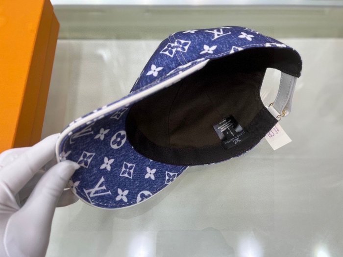 LOUIS VUITTON Hats