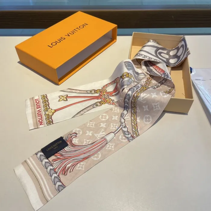 LOUIS VUITTON Scarves