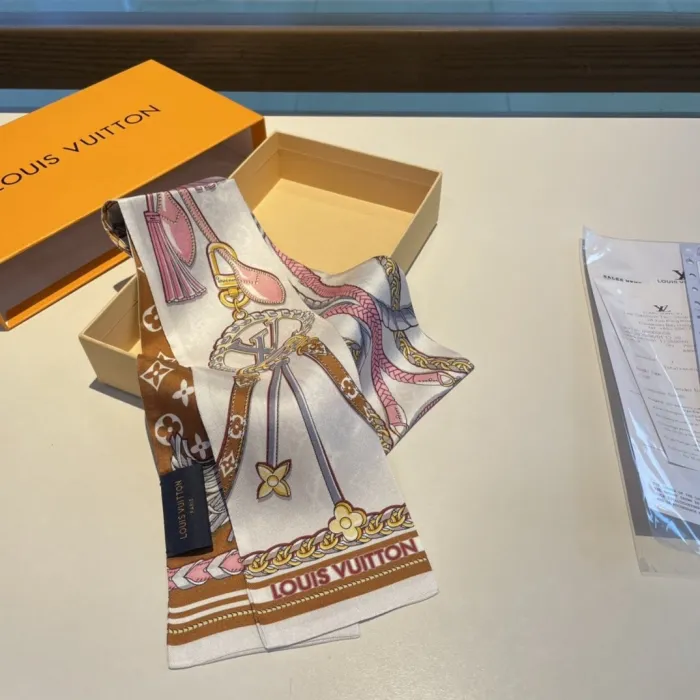 LOUIS VUITTON Scarves