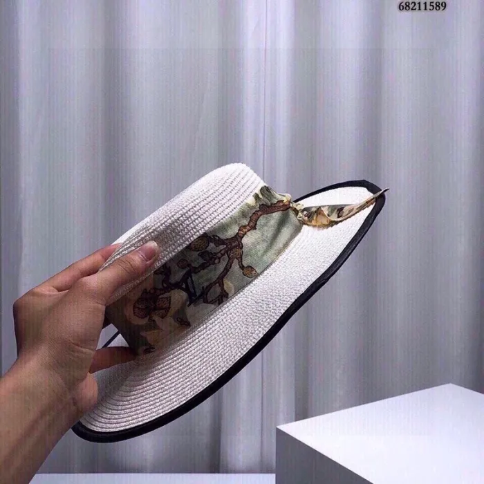 LOUIS VUITTON Hats