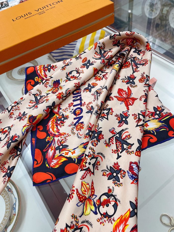 LOUIS VUITTON Scarves