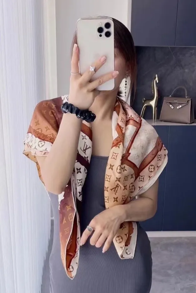 LOUIS VUITTON Scarves