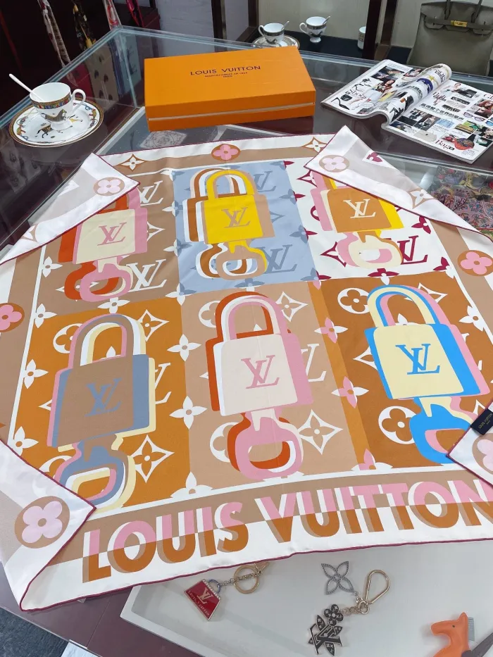 LOUIS VUITTON Scarves