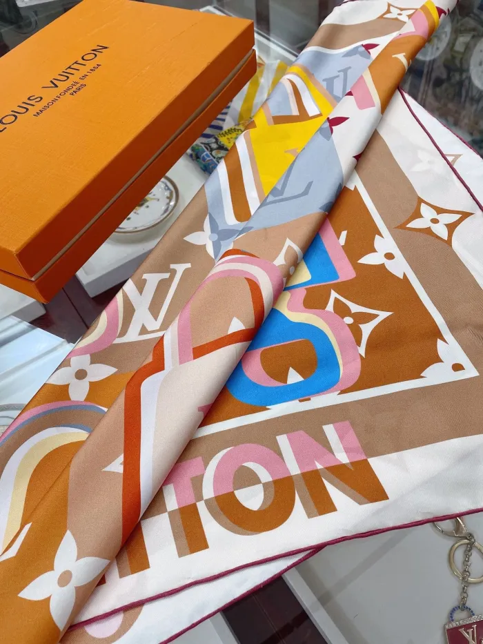 LOUIS VUITTON Scarves