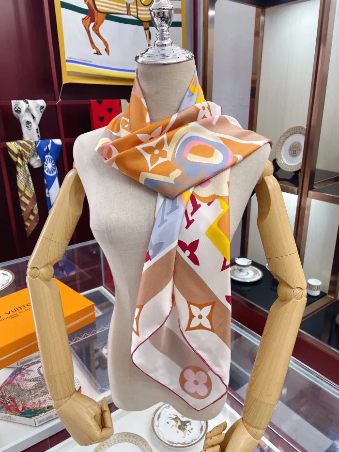 LOUIS VUITTON Scarves
