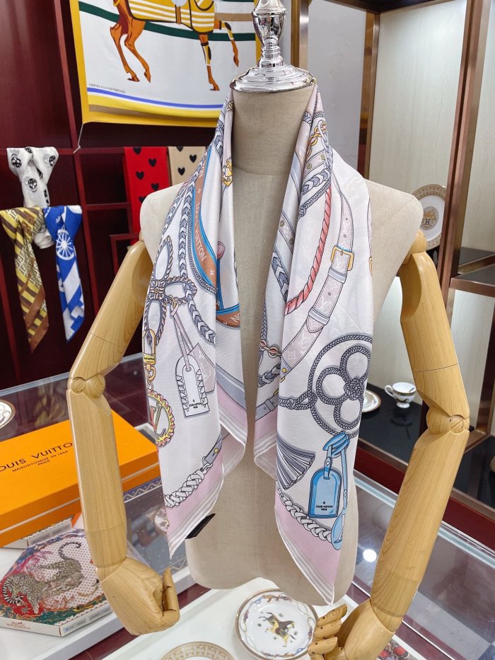 LOUIS VUITTON Scarves