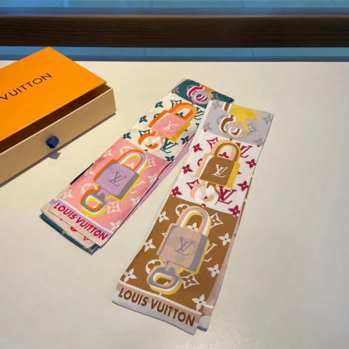 LOUIS VUITTON Scarves