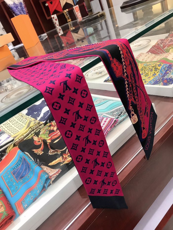 LOUIS VUITTON Scarves