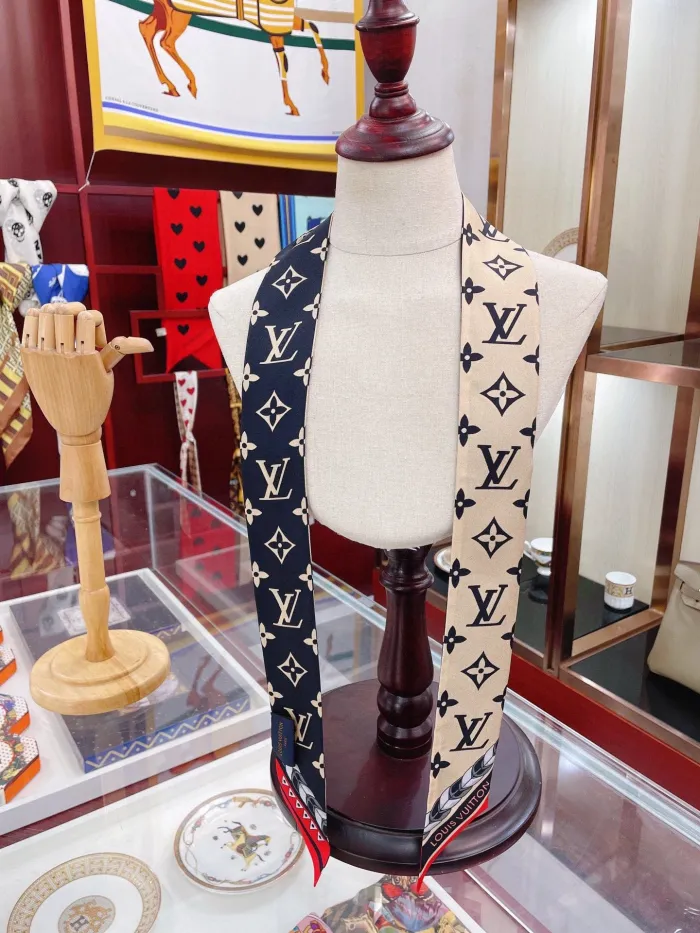 LOUIS VUITTON Scarves