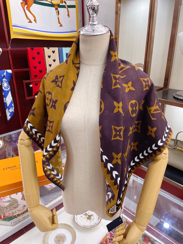 LOUIS VUITTON Scarves