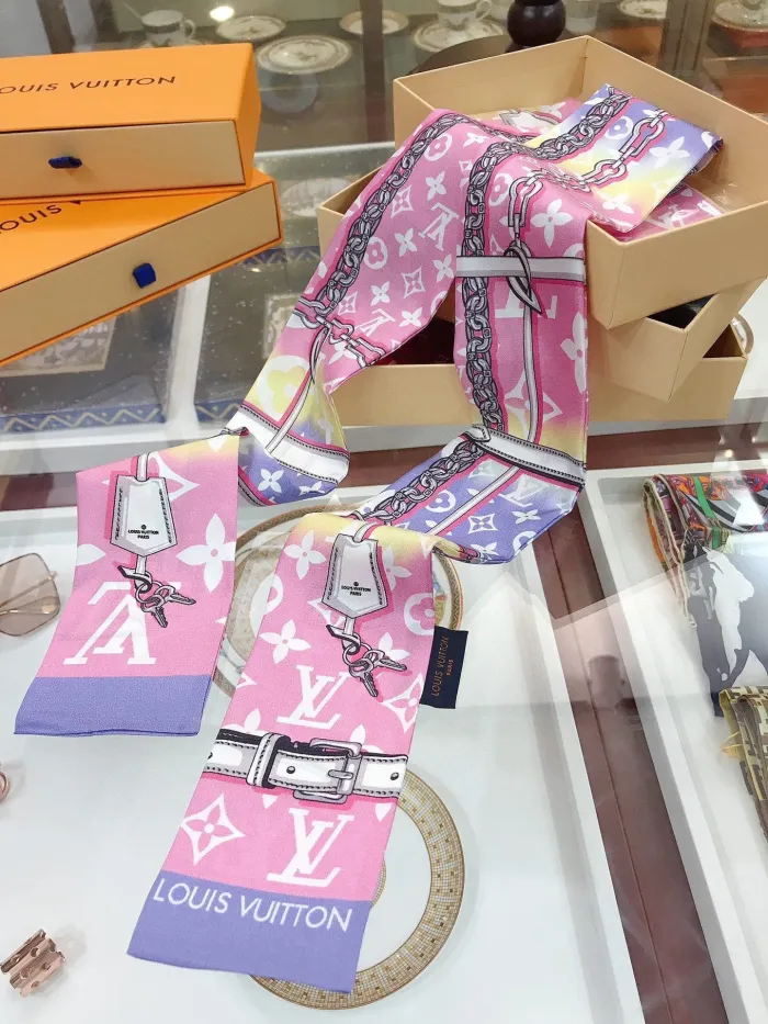 LOUIS VUITTON Scarves