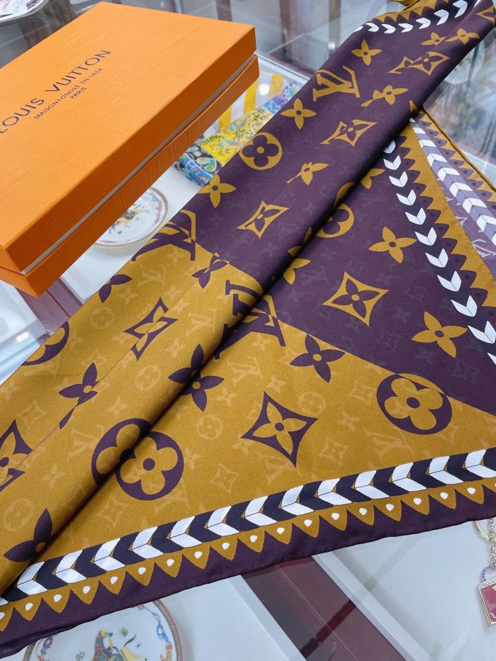 LOUIS VUITTON Scarves