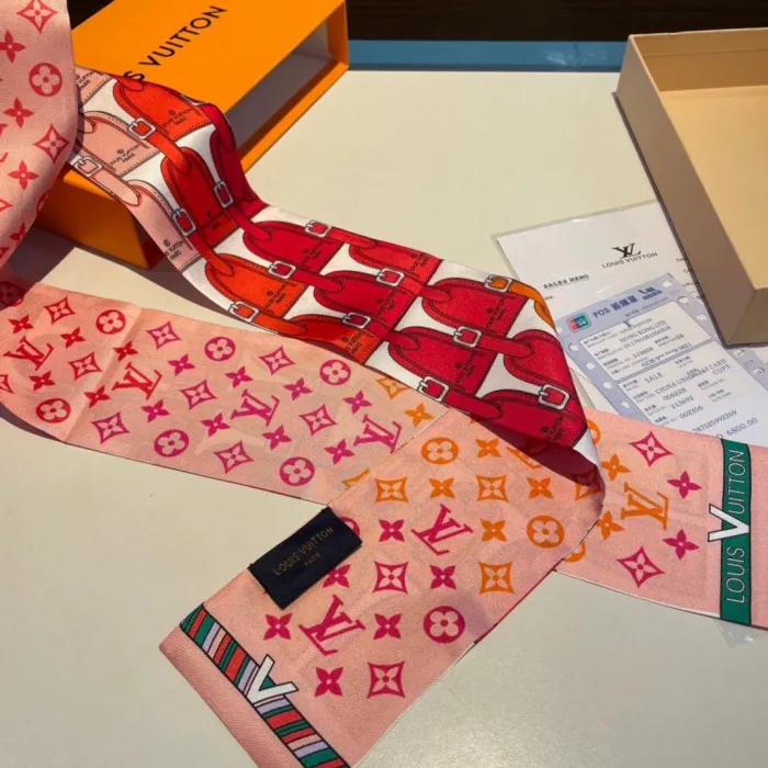LOUIS VUITTON Scarves