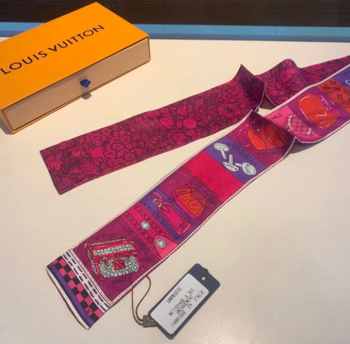 LOUIS VUITTON Scarves