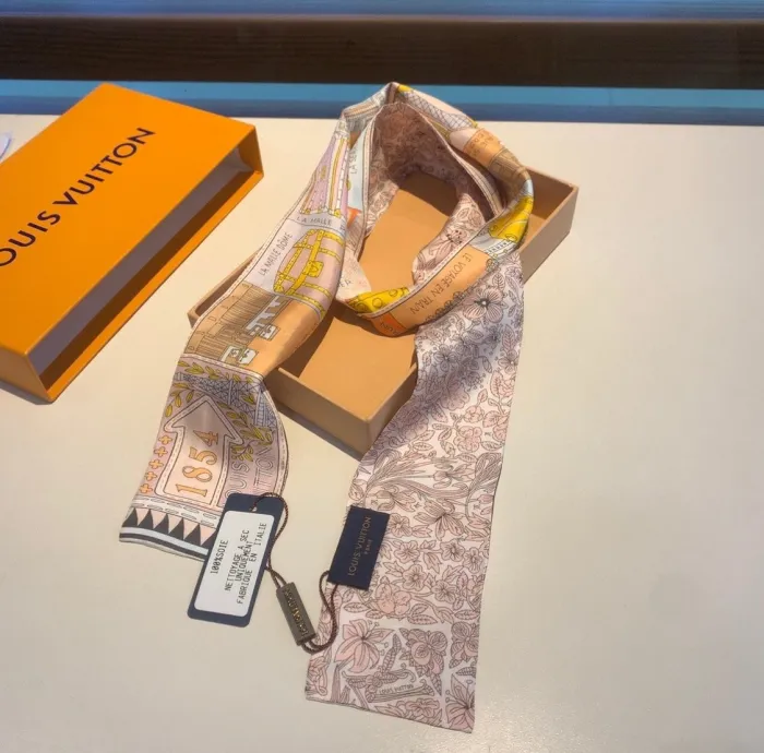 LOUIS VUITTON Scarves