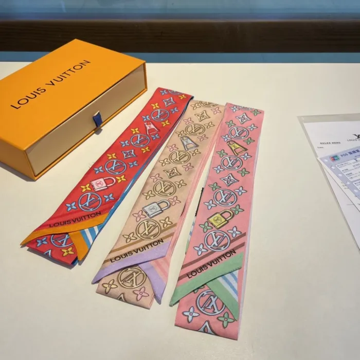 LOUIS VUITTON Scarves