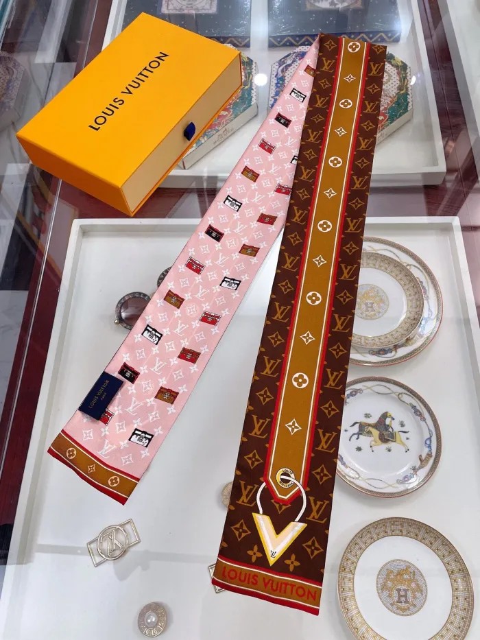 LOUIS VUITTON Scarves