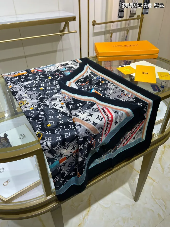 LOUIS VUITTON Scarves